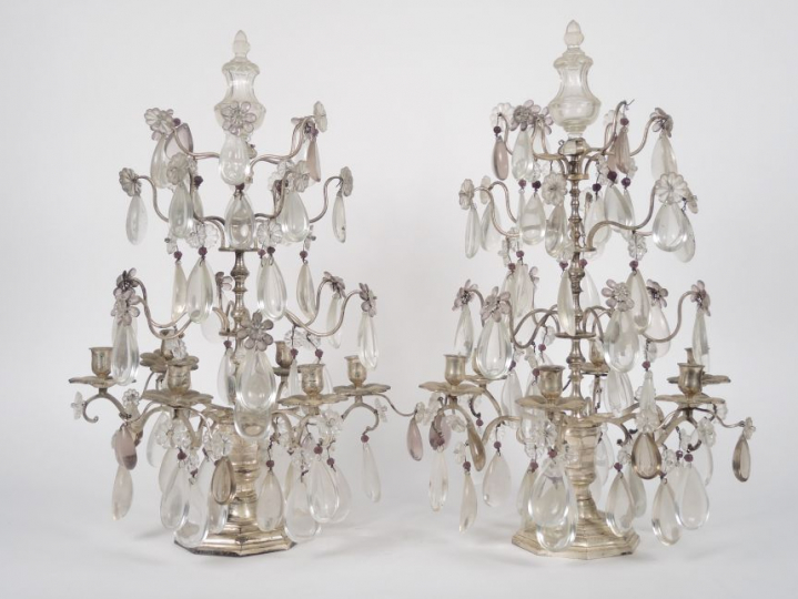 Paire de girandoles à pampilles bicolores en bronze argenté, éclairant