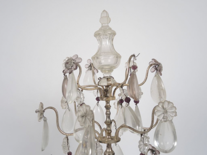 Paire de girandoles à pampilles bicolores en bronze argenté, éclairant