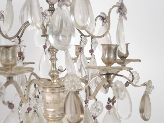 Paire de girandoles à pampilles bicolores en bronze argenté, éclairant