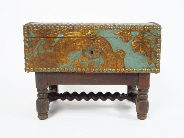 	Coffret de style Louis XIV garniture de cuir gaufré, à décor de fleur