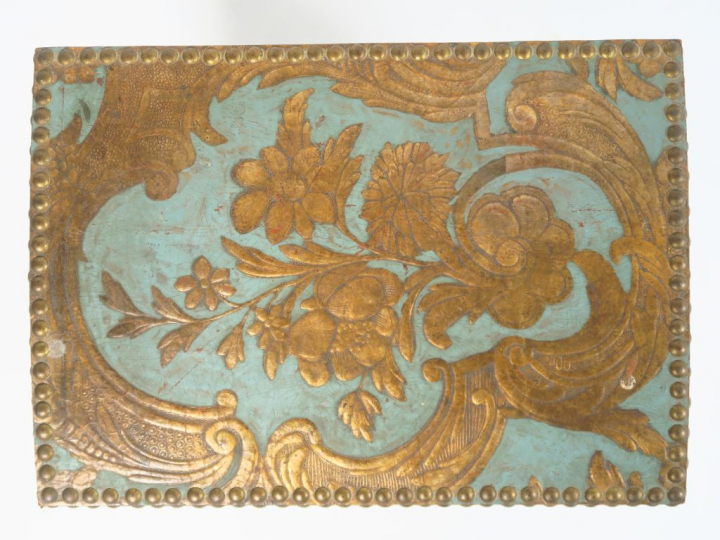 	Coffret de style Louis XIV garniture de cuir gaufré, à décor de fleur