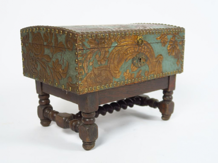 	Coffret de style Louis XIV garniture de cuir gaufré, à décor de fleur