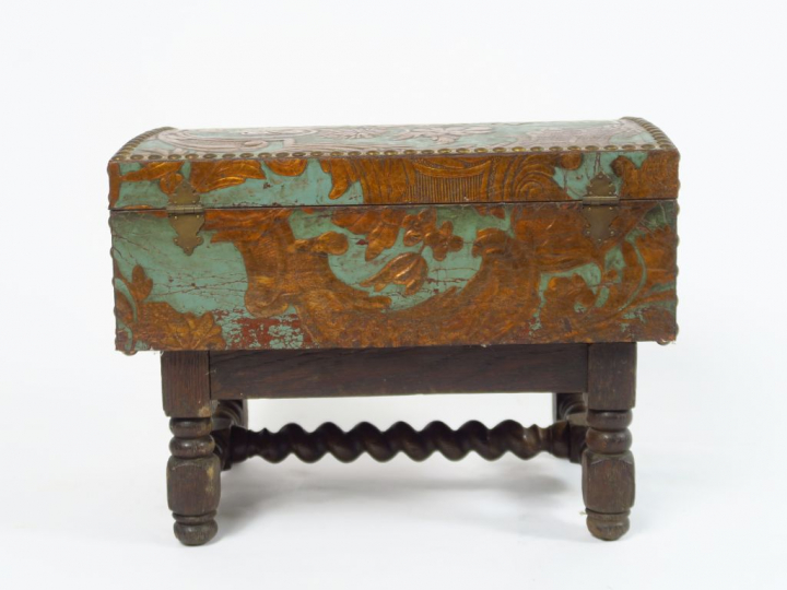 	Coffret de style Louis XIV garniture de cuir gaufré, à décor de fleur