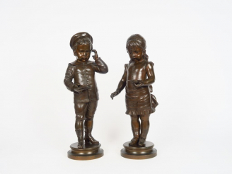 Vente aux enchères LECORNEY "Jeunes enfants à la perle" Paire de sujets en bronze à patin
