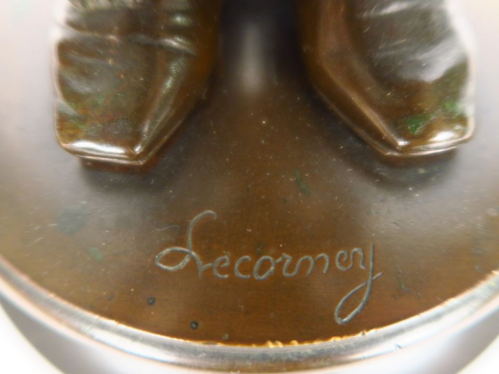 LECORNEY "Jeunes enfants à la perle" Paire de sujets en bronze à patin