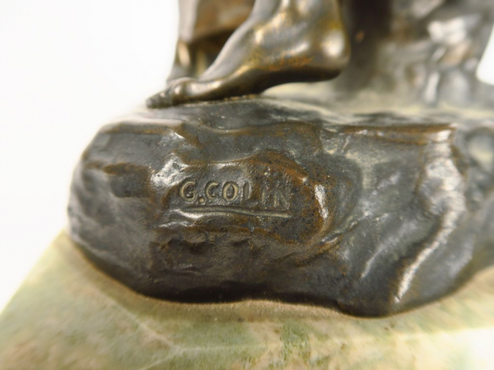 G. COLIN "L'âge d'or" Groupe en bronze à patine médaille. Socle en mar
