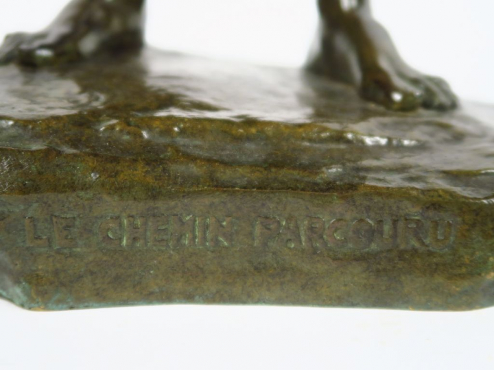 G. COLIN. "Le chemin parcouru" Sculpture en bronze à patine verte.  Si