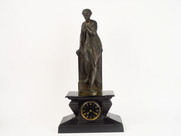 AIZELIN "Jeune femme à l'antique" Sculpture en bronze à patine brune s