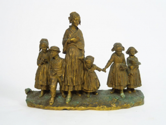 Vente aux enchères 	J. DASTE « Jeune mère et ses cinq enfants » Groupe en bronze patiné. 