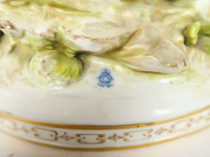 LATOUR. Groupe XIXème en porcelaine polychrome de Saxe "Scène galante"