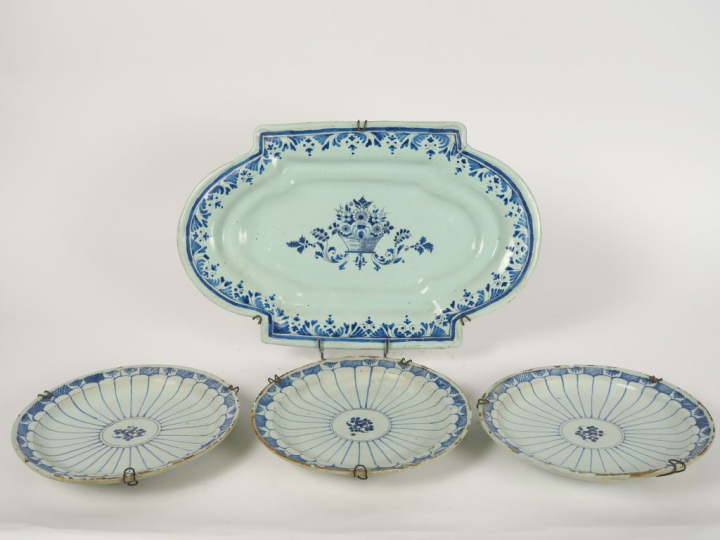 Suite de trois assiettes et un plat XVIIIème en faïence, décor en cama