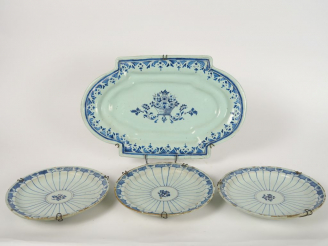 Vente aux enchères Suite de trois assiettes et un plat XVIIIème en faïence, décor en cama