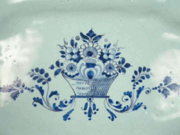 Suite de trois assiettes et un plat XVIIIème en faïence, décor en cama