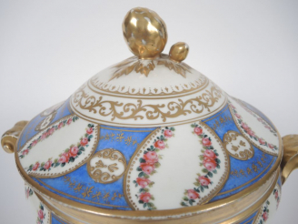 Vente aux enchères Soupière en porcelaine dans le goût de Sèvres, à décor dans des réserv