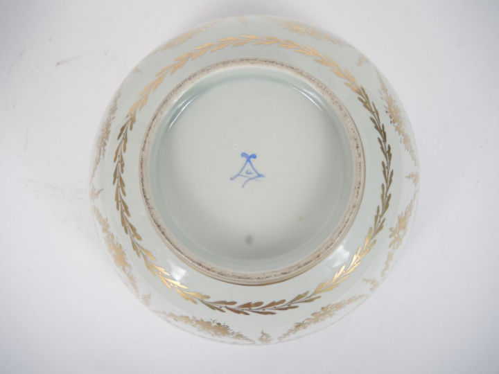 Soupière en porcelaine dans le goût de Sèvres, à décor dans des réserv