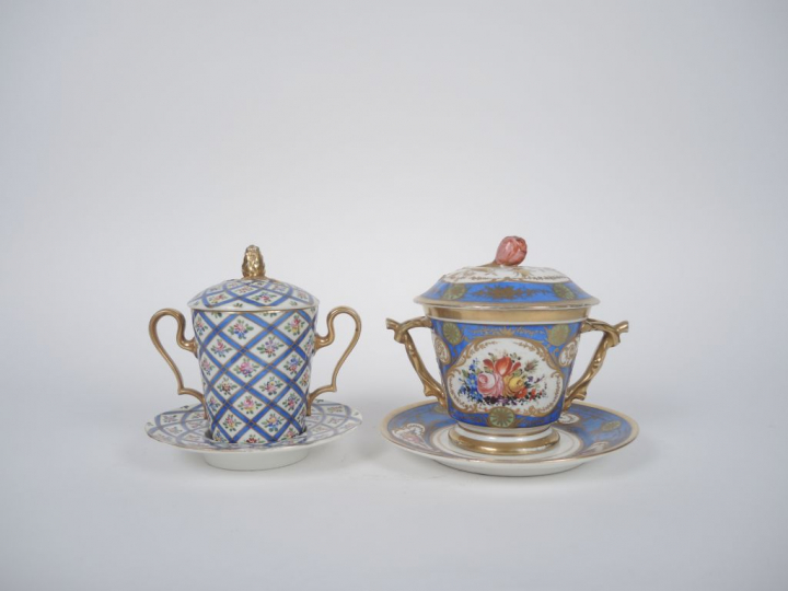 Tasse trembleuse de style Louis XVI en porcelaine dans le goût de Sèvr