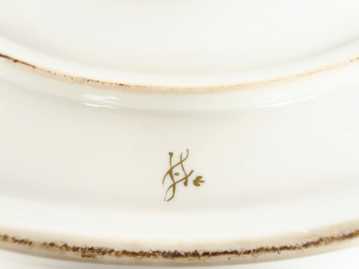 Soupière et son présentoir de style Louis XV en porcelaine dans le goû