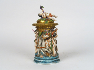 Vente aux enchères Pot couvert XIXème en porcelaine polychrome de Capodimonte, à décor en