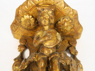 Vente aux enchères Paire de sellettes murales XVIIIème en bois sculpté et doré, à décor d