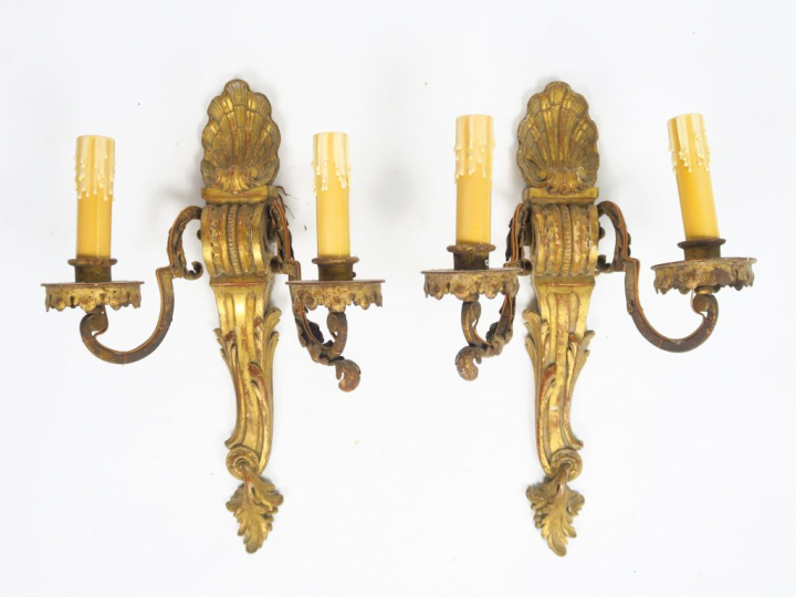 	Paire d’appliques de style Louis XV en bois sculpté et tôle dorés, à 