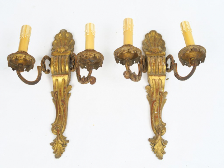 	Paire d’appliques de style Louis XV en bois sculpté et tôle dorés, à 