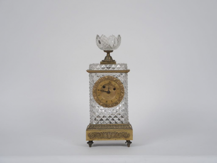 Pendule borne Charles X en cristal taillé et bronze doré.  H. 38 cm