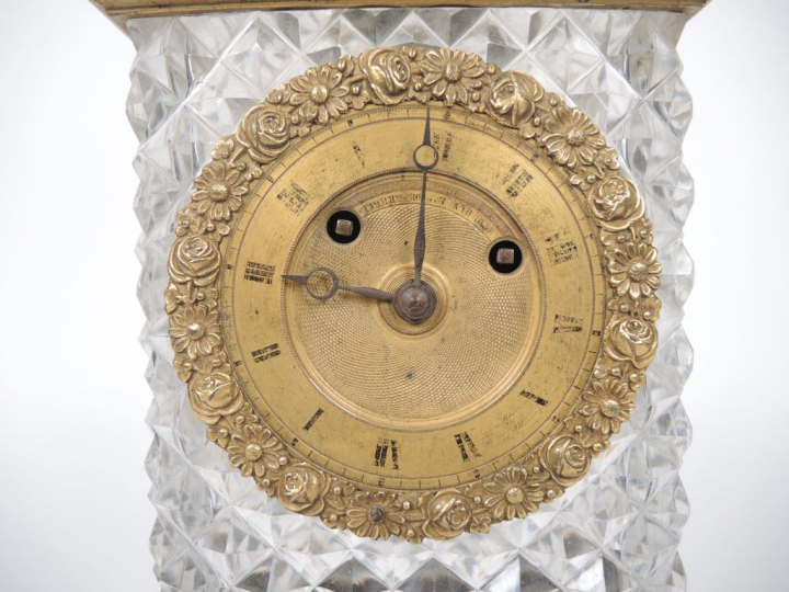 Pendule borne Charles X en cristal taillé et bronze doré.  H. 38 cm