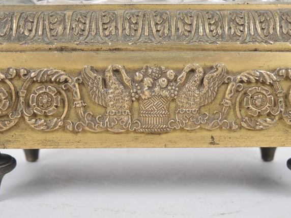 Pendule borne Charles X en cristal taillé et bronze doré.  H. 38 cm