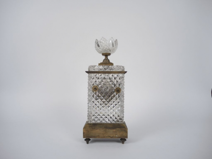 Pendule borne Charles X en cristal taillé et bronze doré.  H. 38 cm