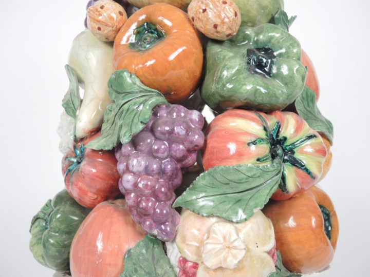 Centre de table en céramique polychrome figurant une corbeille de frui