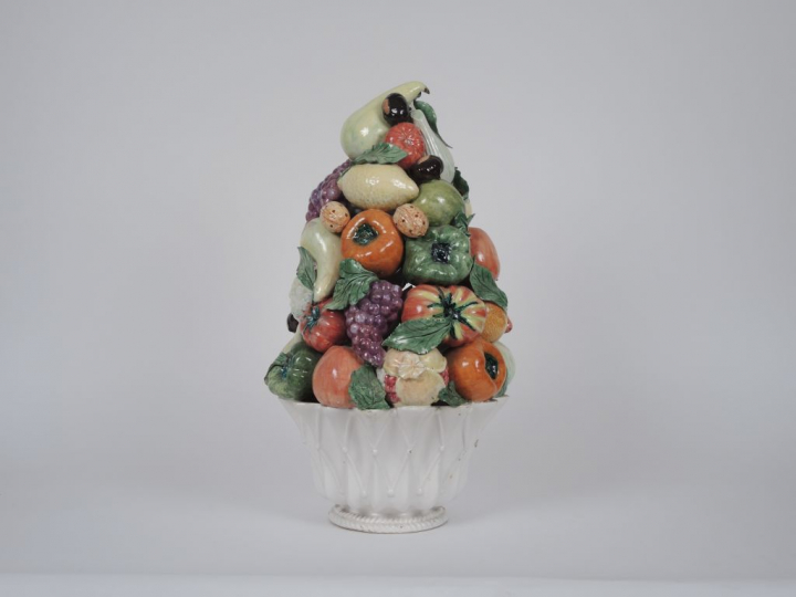 Centre de table en céramique polychrome figurant une corbeille de frui