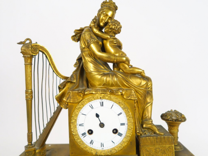 Pendule début XIXème en bronze doré « Maternité »  H. 49.5 cm (manque 