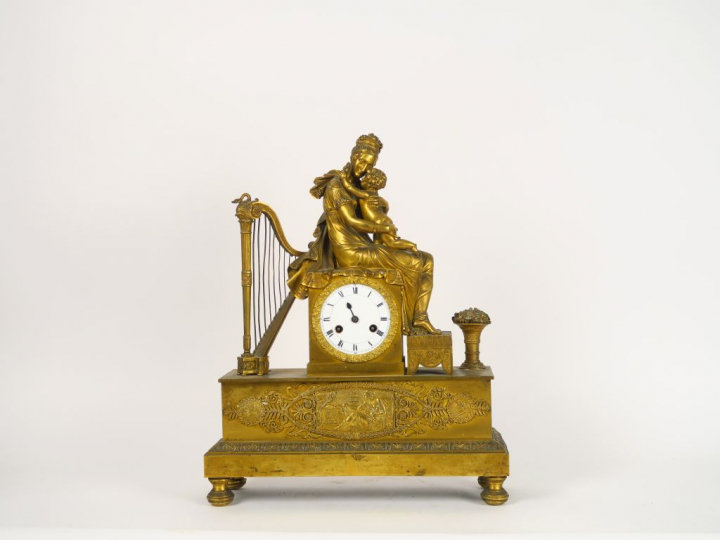 Pendule début XIXème en bronze doré « Maternité »  H. 49.5 cm (manque 