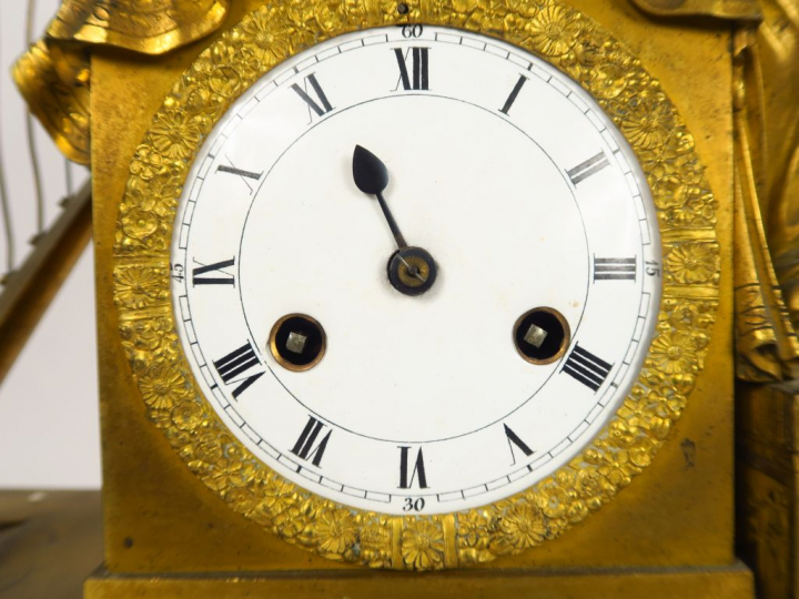 Pendule début XIXème en bronze doré « Maternité »  H. 49.5 cm (manque 