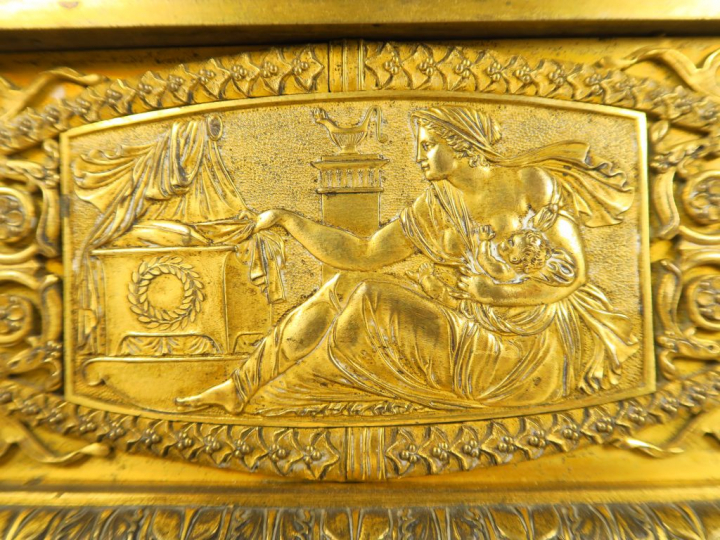 Pendule début XIXème en bronze doré « Maternité »  H. 49.5 cm (manque 