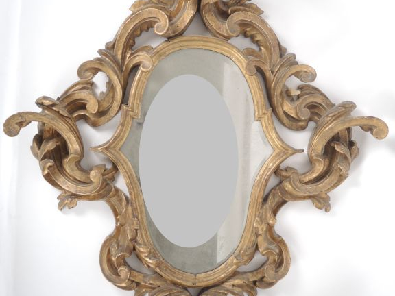 Miroir italien XIXème en bois sculpté, doré et ajouré, à décor de roca