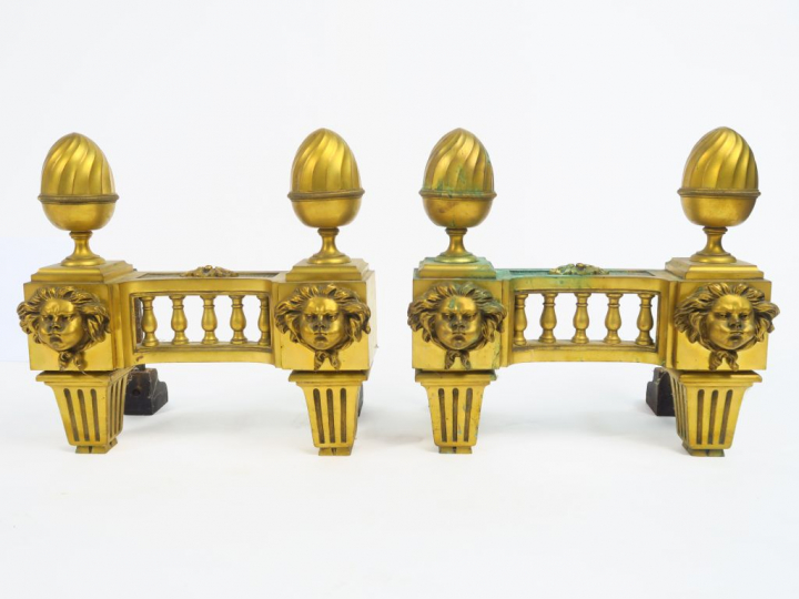 Paire de chenets de style Louis XVI en bronze doré, à décor d’anges so