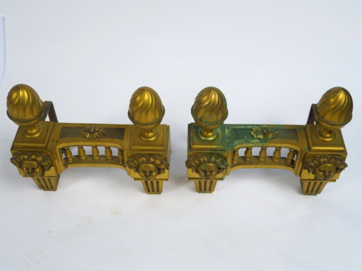 Paire de chenets de style Louis XVI en bronze doré, à décor d’anges so