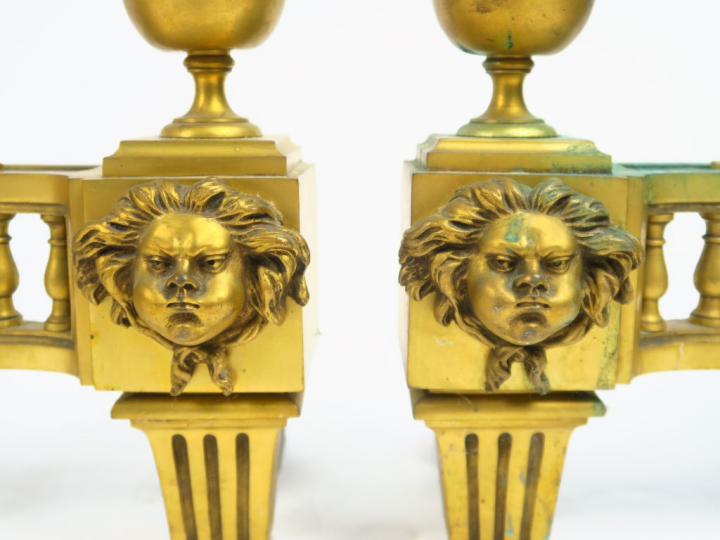 Paire de chenets de style Louis XVI en bronze doré, à décor d’anges so