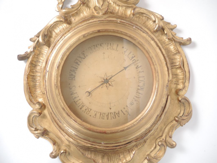 Baromètre de style Louis XV en bois sculpté et doré, à décor de feuill