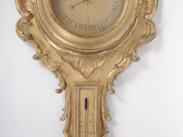 Baromètre de style Louis XV en bois sculpté et doré, à décor de feuill