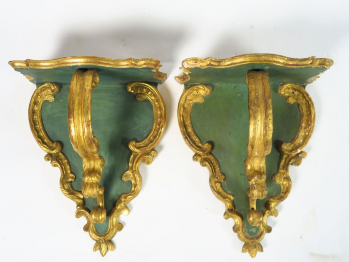 Paire de sellettes d’applique en bois sculpté, doré et laqué vert, déc