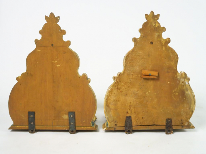 Paire de sellettes d’applique en bois sculpté, doré et laqué vert, déc