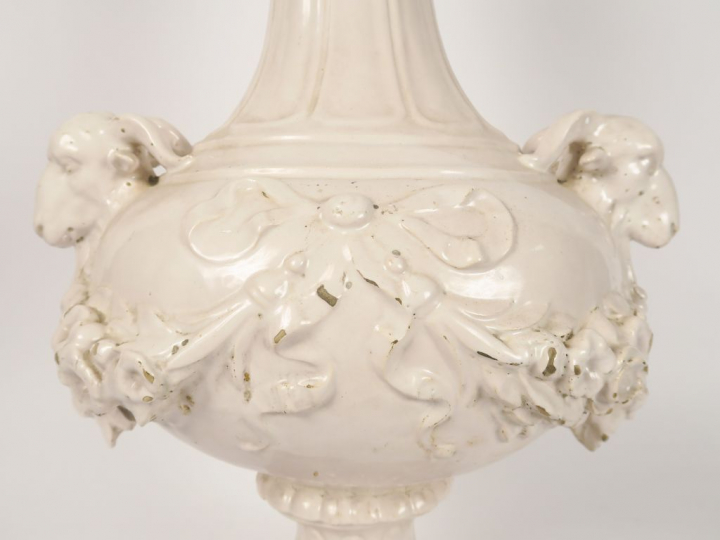 Grand pot couvert de style Louis XVI en faïence blanche, à décor de tê