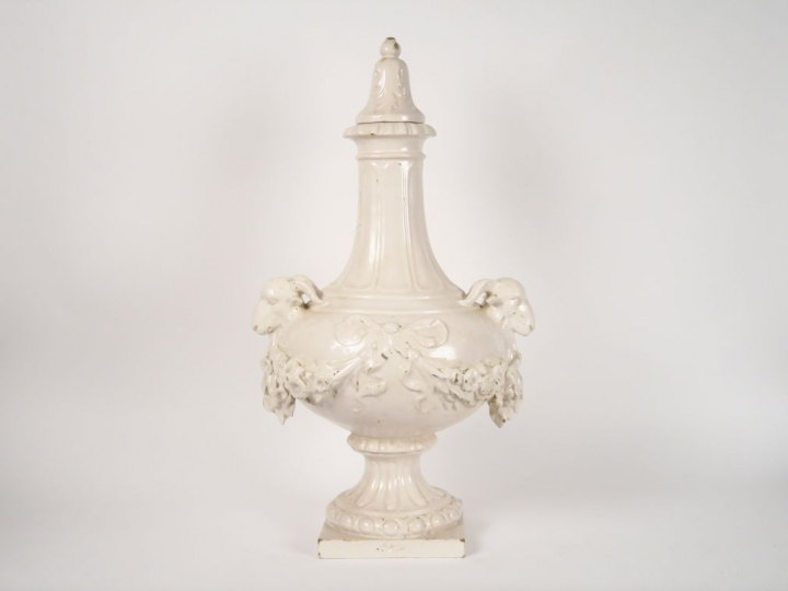 Grand pot couvert de style Louis XVI en faïence blanche, à décor de tê