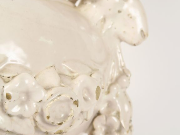 Grand pot couvert de style Louis XVI en faïence blanche, à décor de tê