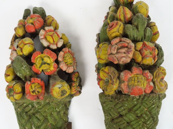 	Paire de bois sculptés polychromes « Paniers de fleurs » H. 60 cm et 