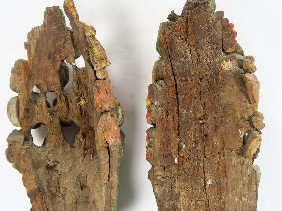	Paire de bois sculptés polychromes « Paniers de fleurs » H. 60 cm et 