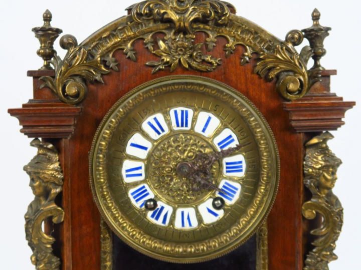 Cartel de style Louis XIV en acajou et bronze, à décor d’espagnolettes