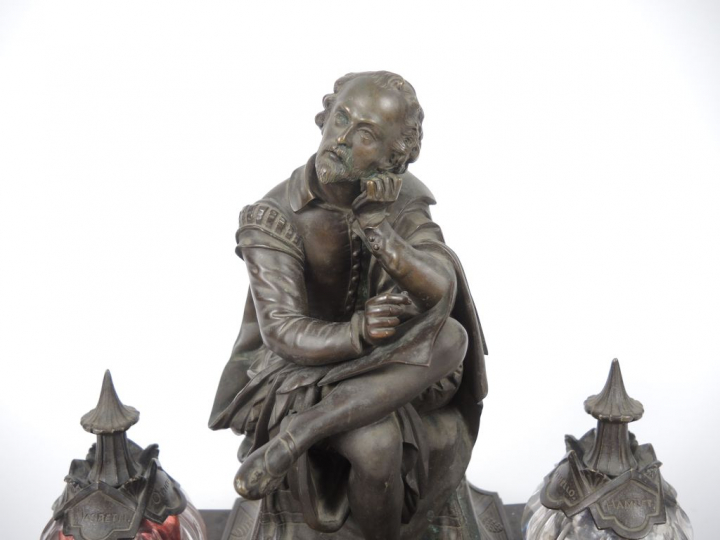 Encrier XIXème en bronze et cristal, figurant Shakespeare. 29 x 38,5 x
